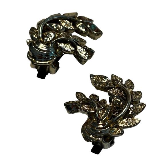 Vintage Vogue clip on earrings textured dimensional silvertone mid century - Picture 3 of 6